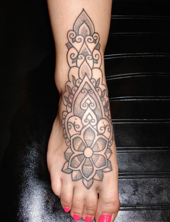  feminine geometric tattoo