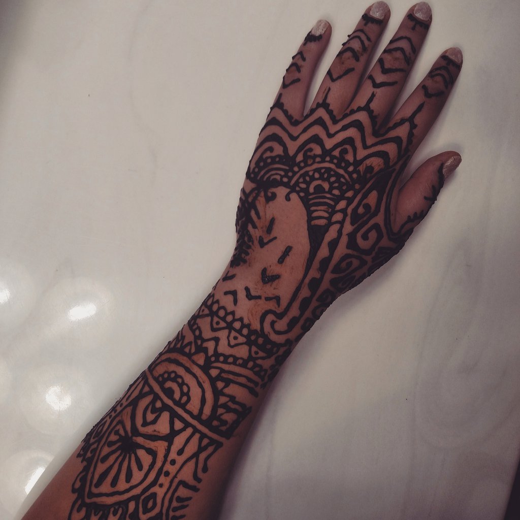  rihanna hand tattoos