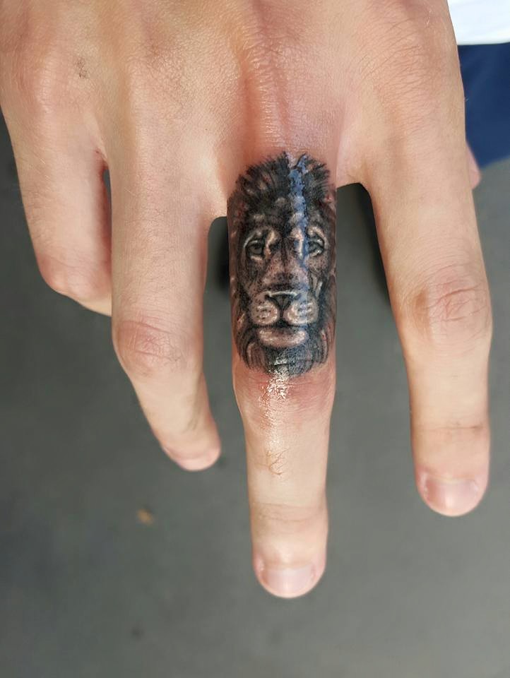  lion tattoo finger
