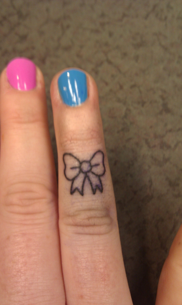 bow finger tattoos