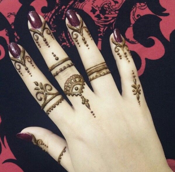 henna tattoo finger