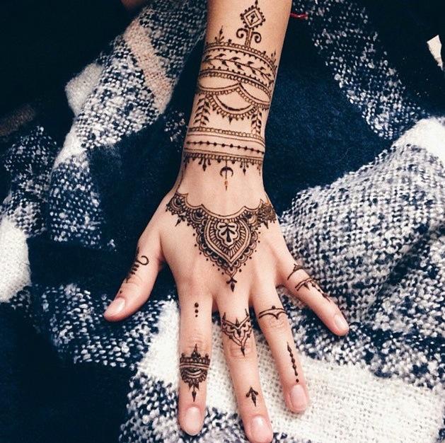 henna finger tattoos