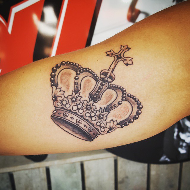  feminine crown tattoos