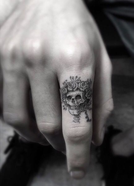 skull tattoos finger