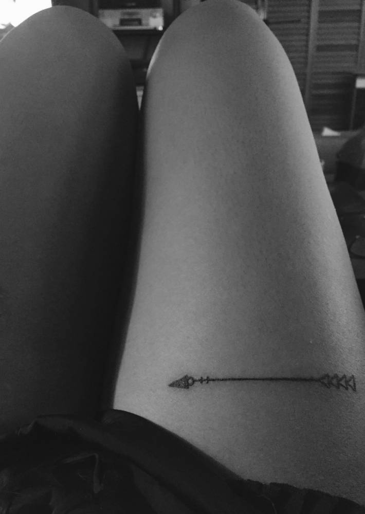  arrow tattoo thigh